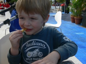 brisbane-kids-eating-ekka