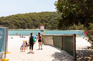 people walking into tallbudgera creek entrance