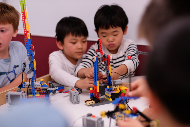 Young Engineers Brisbane students building LEGO robotics.
