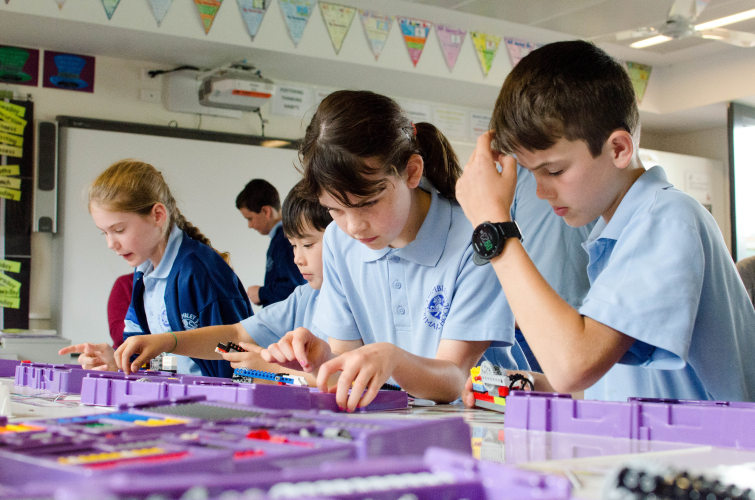 Young Engineers Brisbane students working on LEGO robotics.