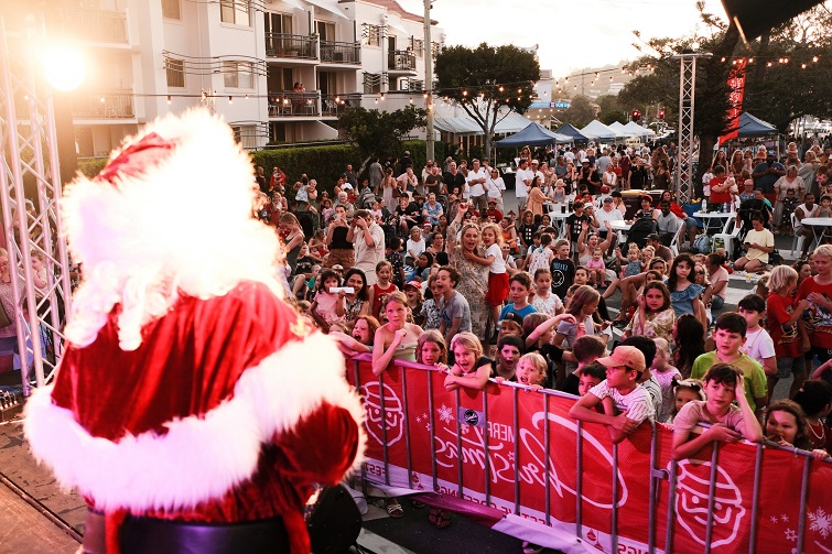 Tugun Lights up for Christmas Santa appearance