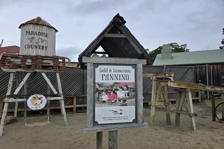 Gold and gemstone panning sign at Paradise Country.