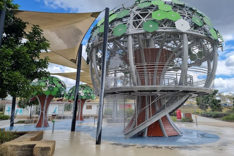 Tree water fountain at Flagstone Water Park.