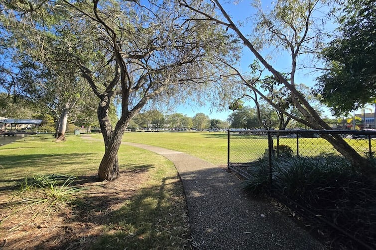 Pathwyas near Einbunpin Lagoon Parklands playground at Sandgate.