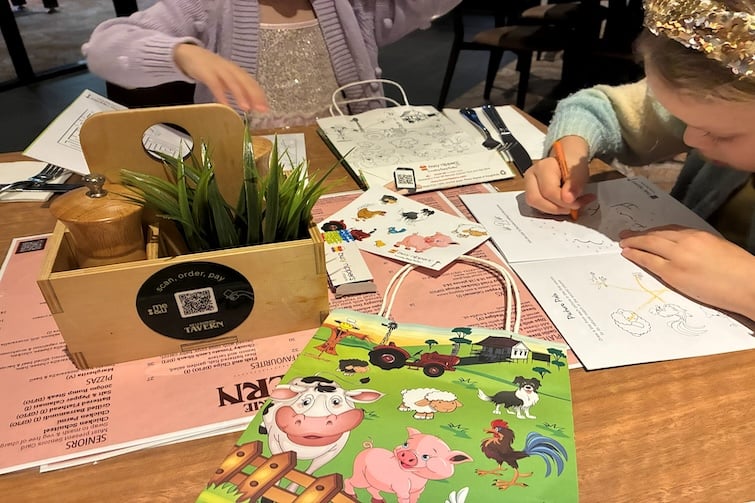 Children colouring in at Bellbowrie Tavern.